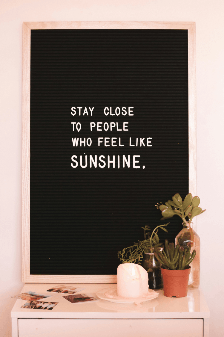 Sign saying stay close to people who feel like sunshine