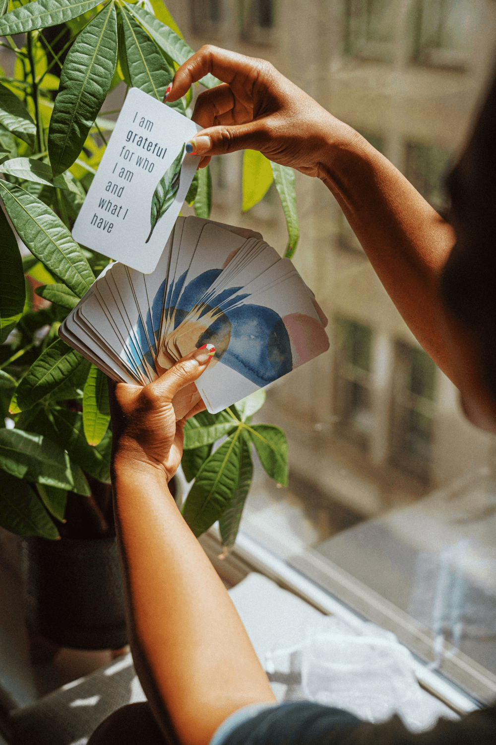 Woman holding card saying I am grateful 